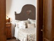 Agriturismo La Pievuccia en Castiglion Fiorentino, con apartamentos con encanto en las colinas toscanas, rodeado de viñedos.