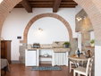 Agriturismo La Pievuccia en Castiglion Fiorentino, con apartamentos con encanto en las colinas toscanas, rodeado de viñedos.