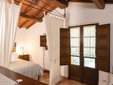 Agriturismo La Pievuccia en Castiglion Fiorentino, con apartamentos con encanto en las colinas toscanas, rodeado de viñedos.
