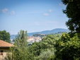 Agriturismo La Pievuccia en Castiglion Fiorentino, con apartamentos con encanto en las colinas toscanas, rodeado de viñedos.