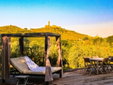 Agriturismo La Pievuccia en Castiglion Fiorentino, con apartamentos con encanto en las colinas toscanas, rodeado de viñedos.