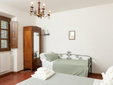 Agriturismo La Pievuccia en Castiglion Fiorentino, con apartamentos con encanto en las colinas toscanas, rodeado de viñedos.
