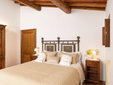 Agriturismo La Pievuccia en Castiglion Fiorentino, con apartamentos con encanto en las colinas toscanas, rodeado de viñedos.