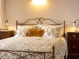 Agriturismo La Pievuccia en Castiglion Fiorentino, con apartamentos con encanto en las colinas toscanas, rodeado de viñedos.