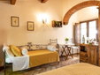 Agriturismo La Pievuccia en Castiglion Fiorentino, con apartamentos con encanto en las colinas toscanas, rodeado de viñedos.