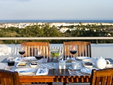 Tapas en la terraza con vista para el mar