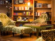 Kaminzimmer mit Self-Service-Bar